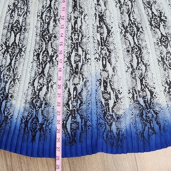Pleated snakeskin pattern Skirts_ size medium - Picture 3 of 5